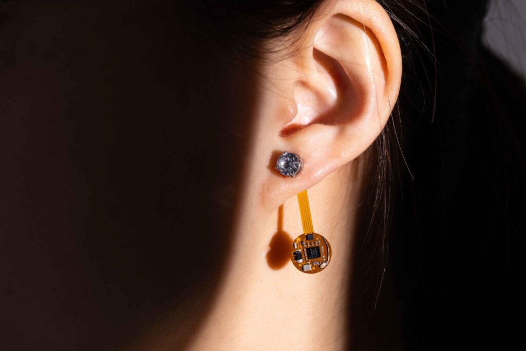 Smart earrings can monitor a person's temperature