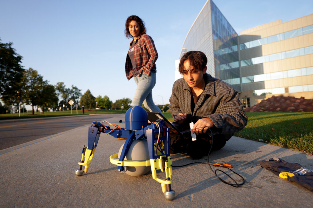 A skating, tri-pedal robot capable of highly stable locomotion