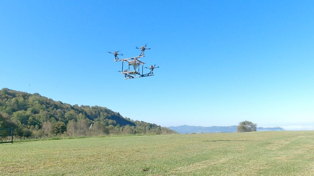 An aerial robot that can independently control its own position and orientation