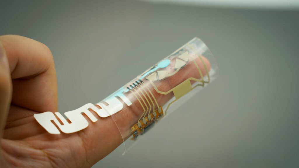 Finger wrap uses sweat to provide health monitoring at your fingertips