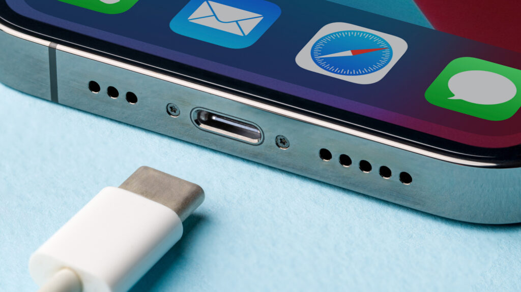 4 Things To Stop Doing When Charging Your iPhone 4 Things To Stop Doing When Charging Your iPhone