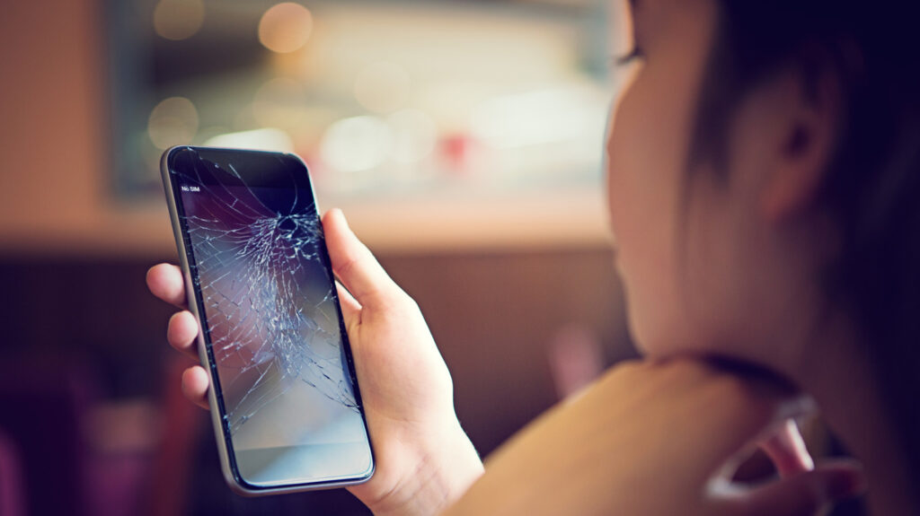 3 Myths About Fixing Cracked Phone Screens You Need To Stop Believing 3 Myths About Fixing Cracked Phone Screens You Need To Stop Believing